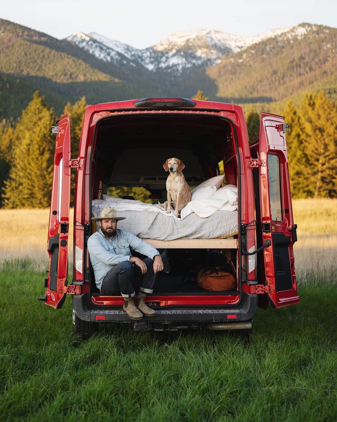 マディのインスタグラム：「We bought a van! It’s red and doesn’t have a name yet. It’s a 2020 Transit AWD with the 3.5L EcoBoost, if you’re into knowing those sorts of things. I’ll geek out more below on why and how if you’re interested. ⁣ ⁣ Ain’t gonna lie it does seems like a wild time in the world to take on a $550/mo car payment. Trust me it felt funny buying a new van but grabbing 0% APR did make it easier. And the way I figure is a man still needs somewhere to live while he builds a house. So instead of paying for an apartment while I’m documenting the Montana house build I’ll live and travel in the red van. I had considered grabbing a cheap RV trailer but in the end I only wanna buy things I truly enjoy and love. This red van will easily become the long term adventure mobile. ⁣ ⁣ The biggest story I wanna share is you don’t need a perfectly outfitted $150,000 van to get out there and live it. You can get on Youtube and spend countless hours watching to only feel overwhelmed. It would be real easy to feel like if ya ain’t got a perfectly kitted tiny house on wheels with a subway tile backsplash and built in hot water you can’t do it. Those systems are neat and luxurious but you don’t *need* them. For the next few months I’m gonna be living out of my van full time starting only this $50 plywood platform I built in 2 hours. ⁣ ⁣ Over time I’ll build it out more but this is the beginning, the spot to start. I wanna go out there and live the one precious life we get instead of having paralysis from other folks having fancier rigs. ⁣  Why I got an Transit AWD instead of a Sprinter 4x4 or ProMaster feels important so here’s my quick run down. In some sense none are the wrong choices. This is just my take and reasoning, your mileage will vary. ⁣ ⁣ I ran out of caption space so check my comment below on why ✨」