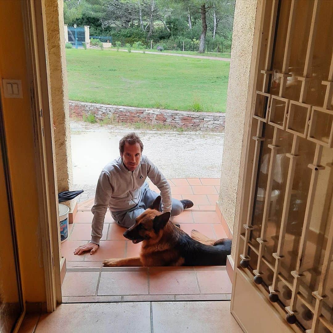 リシャール・ガスケのインスタグラム：「Dernier jour ! Long mais content d’avoir pu passer du temps en famille ! 🐶 #34.  Bon deconfinement à tous !!」