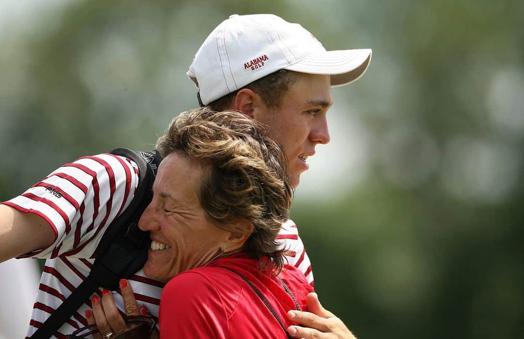 ジャスティン・トーマスのインスタグラム：「From a child, to junior golf, to college, until forever... I’ll always be lucky to be a mommas boy to you, Mom! ❤️ #HappyMothersDay」