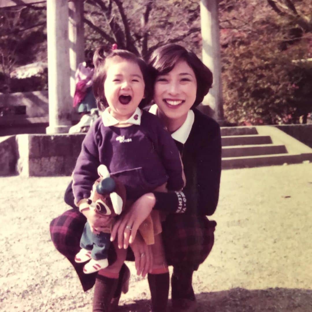 木本泉さんのインスタグラム写真 - (木本泉Instagram)「-﻿ 今日は母の日でしたね🌹﻿ ﻿ 昔の写真を見ると、お母さんも歳を取ったな〜(私と母がそっくりだと言われるのですが、こうして見ると妹にも似てるな🤔)。﻿ 私や妹よりも、まだまだパワフルな母。﻿ 楽しい老後を過ごしてほしいと願ってます😊﻿ ﻿ お母さん、いつもありがとう🙏﻿ 感謝してまーす！﻿ ﻿ 来月は父の日ですね👨🏻‍🦰﻿ ﻿ #母の日」5月10日 23時18分 - izumikimoto