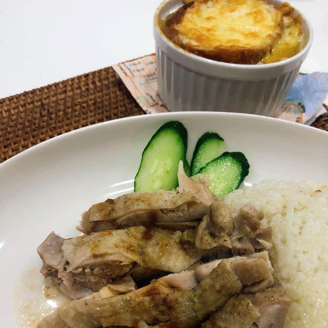 カータンのインスタグラム：「母の日 の夕飯 私のリクエストでシンガポールチキンライスとオニオングラタンスープ #男飯  #夫料理シリーズ #シンガポールチキンライス  #オニオングラタンスープ」