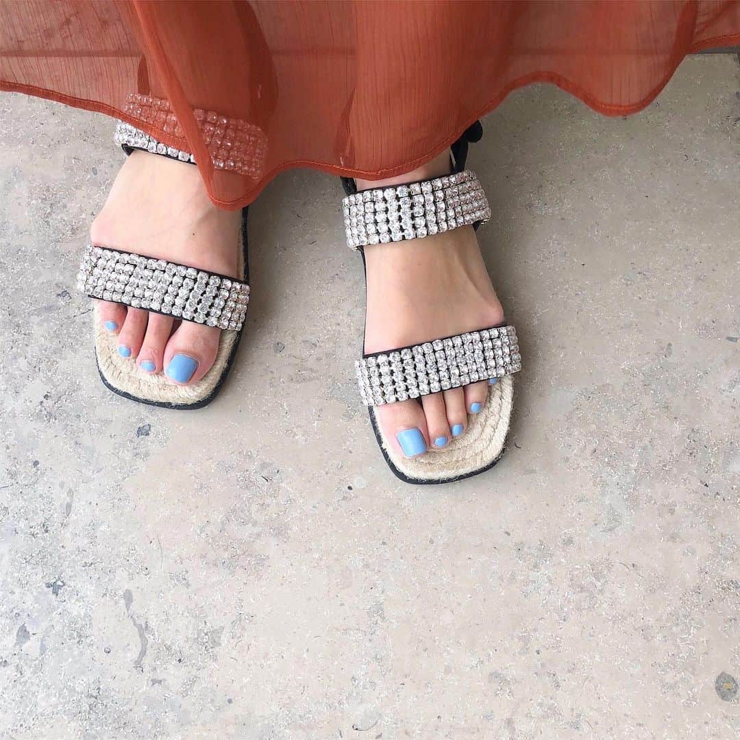 橋本江莉果さんのインスタグラム写真 - (橋本江莉果Instagram)「#キラキラ が好きで、ついついオンラインショッピング🤩🤳🏼💫👡🌟💎✨🛍﻿ ﻿ 遊び心のあるアイテムは、トキメク👀💖﻿ ﻿ #newin #shoes #sandals #shiny #kirakira #stone #zara #onlineshopping #shopping」5月10日 23時23分 - erica_hashimoto