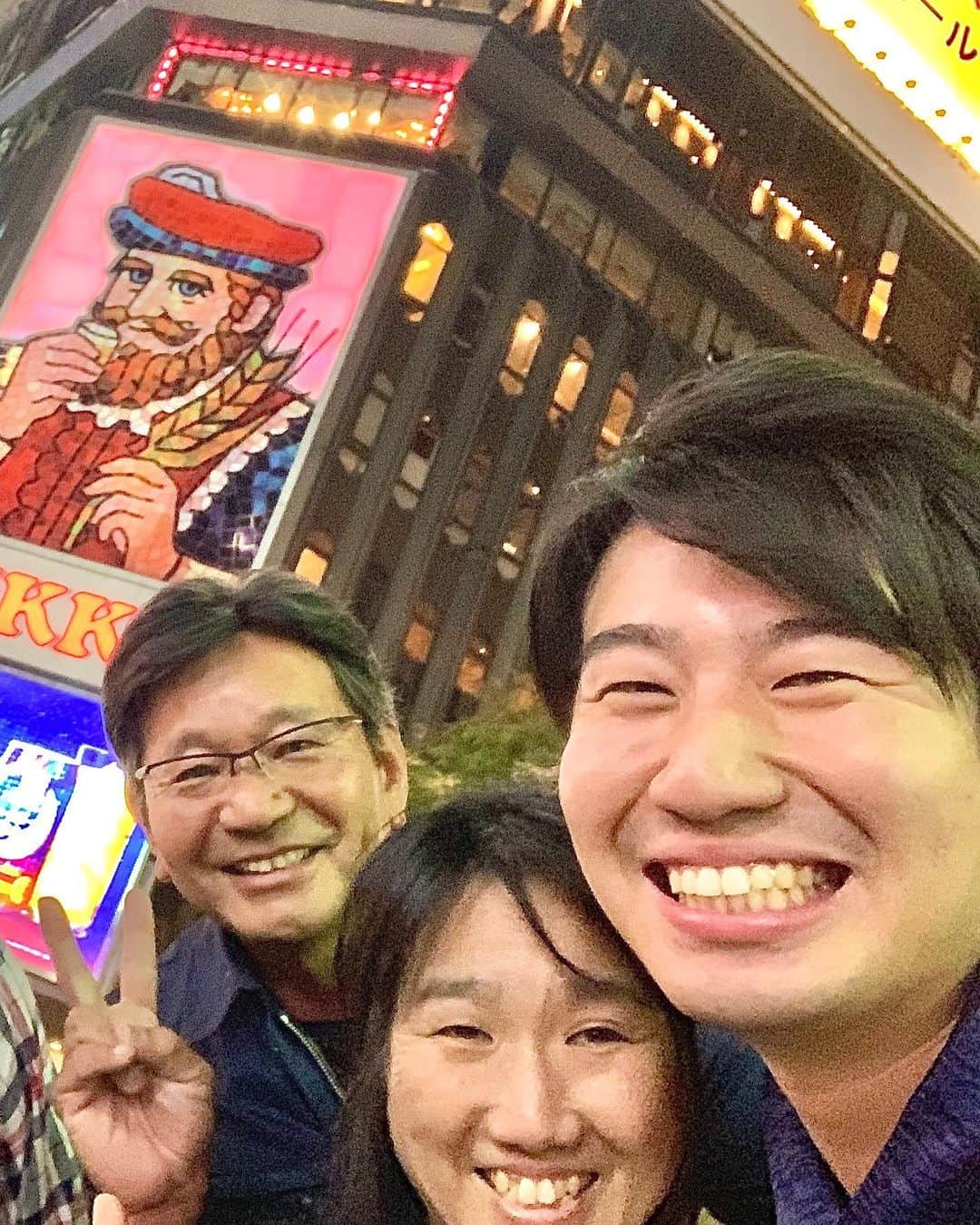 福田太郎のインスタグラム：「ありがとうお母さん🌸 ことしは『母の月』なので、 １ヶ月通して、感謝を伝えるチャンスがありますね！ ぼくも遅ればせながら、プレゼントをリモートで🎁 だけど、せっかくだから、言葉では母の日に☺️ ⠀ しっかり者で、アクティブ。 思いやりに溢れ、いつもニコニコ。 『北海道よかとこね〜』と、折に触れて 遊びに来てくれるのは、俺があんま帰省せんけんよね〜 離れとっても応援して、支えてくれて感謝しとーよ！ これからも、自慢の素敵なお母さんでおってください！ （さっきのテレビ電話で言いそびれたこと。笑） ⠀ #お母さんありがとう #母の日 #母の月 最近何かにつけて登場しがちな、ちかこ。 笑うと、より細くなる目。（元からかなり細め） 顔が似過ぎで、幼い頃 #姉弟 に間違われた事件。 母が北海道に遊びに来るのは、決まって息子の大仕事。 #HTBまつり → #すすきの で #寿司 #始球式 →投げ終わりでスタンドへ🏟 #雪まつり →面白い写真撮りがち☃️ 落ち着いたら、#北海道旅行 行きたいね😁」
