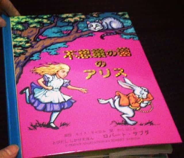 早瀬英里奈さんのインスタグラム写真 - (早瀬英里奈Instagram)「Facebookでバトンを頂いた 「７日間ブックカバーチャレンジ」📚 を、こちらにもシェア✨ ・ これは 「読書文化の普及に貢献するためのチャレンジ」 好きな本を1日1冊、7日間投稿するというもの ・ 本についての説明なしに表紙だけの画像をアップし、毎日1人のFB友達をこのチャレンジに招待します ・ 最終日の７日目は 、大人も子供も楽しめる 『不思議の国のアリス』(しかけ絵本) ♣️🌹♠️🐰❤️🎩♦️ ・ “ロバート・サブタ”さんと“マシュー・ラインハート”さんのしかけ絵本が大好きです❣️ ・ ・ このしかけ絵本シリーズは、プレゼントで必ずと言って良い程喜ばれるオススメの一冊です🎁 寧ろ私がプレゼントに欲しいシリーズNo.1です📕📘📗📙✨ ・ 中でも、この“不思議の国のアリス”の本が大好きで、英語版、日本語版の２冊を持っていた筈なのですが、先日従姉妹の娘に一冊あげた後に、あと一冊が見当たらなくて…今手元にありません😭  前に撮っておいた動画のスクショで写真の画質が悪くてごめんなさい💦 ・ お気に入りの一冊が無くなりショックですが、 これを機に… ・ ✴︎不思議の国のアリス ✴︎シンデレラ ✴︎美女と野獣 ✴︎リトルマーメイド ✴︎ピーターパン ✴︎スターウォーズ  の、英語版を揃えたいです📕📘📗📙📚✨ ７日目の招待は、この投稿を見て下さった皆さん🌸 チャレンジしてみたいと思った方は是非宜しくお願いします🌟 ・ ・ ・ #7日間ブックカバーチャレンジ  #しかけ絵本 #ロバートサブタ #マシューラインハート #プレゼントに欲しい本 #不思議の国のアリス #シンデレラ #美女と野獣 #リトルマーメイド #ピーターパン #スターウォーズ #英語版 #早瀬英里奈 #erinahayase」5月10日 23時37分 - erina.hayase