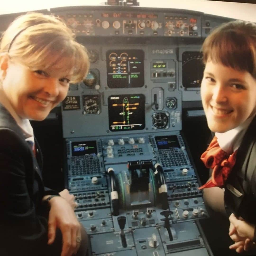 AIR CANADAさんのインスタグラム写真 - (AIR CANADAInstagram)「Annie and Mylène Lussier are a mother-daughter duo who know the importance of staying connected—in the skies and while apart. They have more than 32 years of service combined and have worked as part of the same crew twice! We want to wish them, and all mothers, a very Happy #MothersDay. ❤️ #FlyTheFlag . . Annie et Mylène Lussier, un duo mère-fille cumulant plus de 32 ans de service, ont fait 2 fois partie du même équipage et sont très unies, tant à bord qu’en cette période de distanciation. Nous leur souhaitons bonne #FêteDesMères, ainsi qu’à toutes les mamans! ❤️ #HautLeDrapeau」5月10日 23時37分 - aircanada