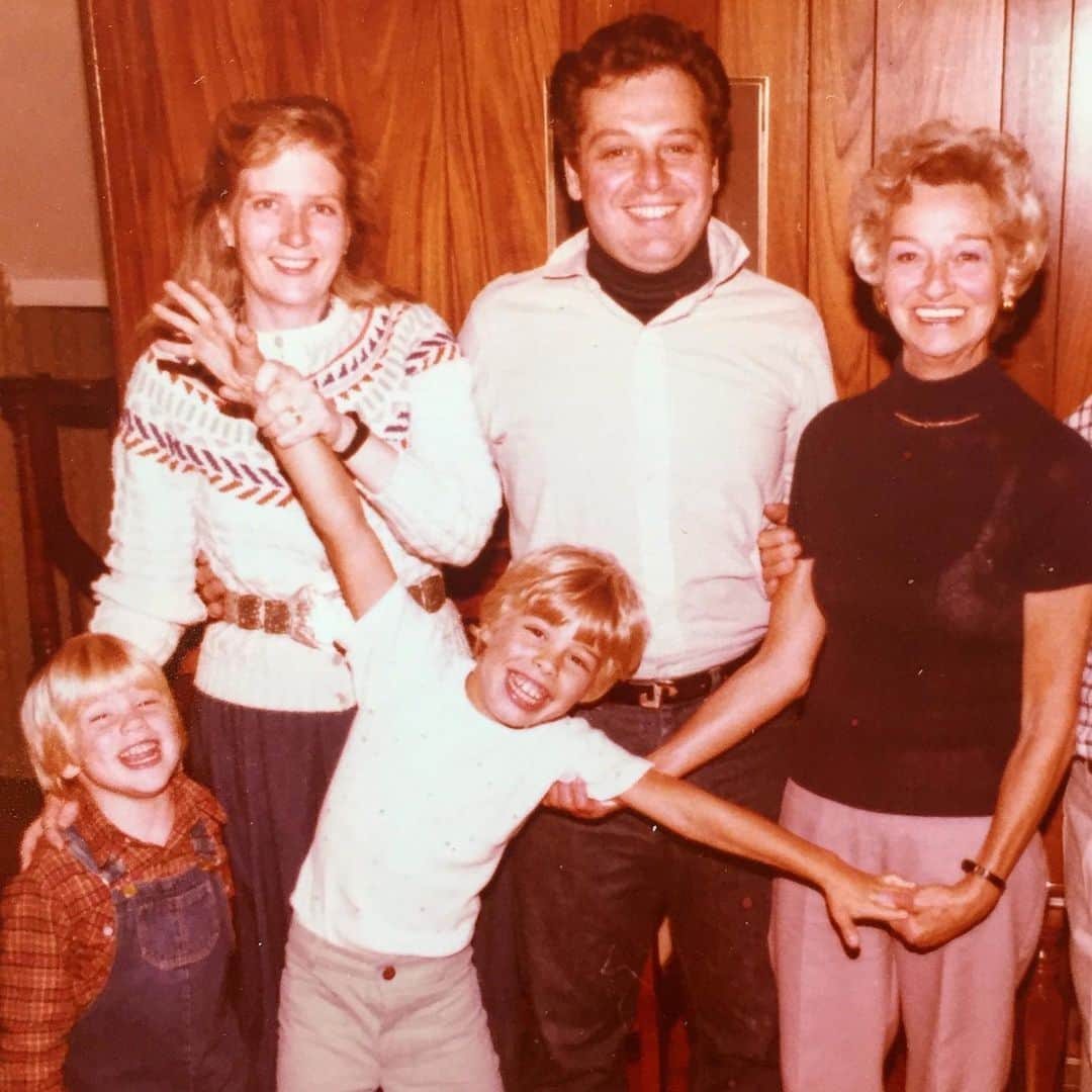 バーレット・フォアのインスタグラム：「Left - right: - Baby Barrett (bringing you bowl cut by way of B’gosh) - Mom Linda (featuring Fair Isle fish fantasy) - Bro Justin (serving white T norm core values) - Dad Conrad (ebony turtleneck vs. ivory popped collar realness) - Grandmother Marie (Nonnie giving Golden Girl gaggery)  Missing these two mamas in my life.  Today. Everyday.  Mom was 73.  Nonnie left us (1 year ago today) at 101.  #mothersday #mom #grandma #grandmother #nonnie  #deathanniversary #missyou」