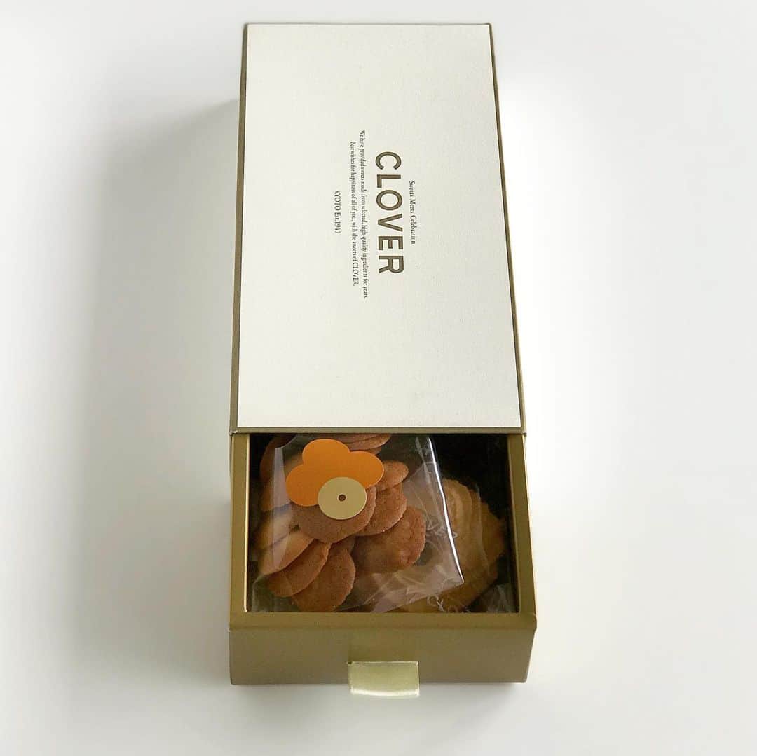 福田里香さんのインスタグラム写真 - (福田里香Instagram)「21時を過ぎたからお茶だけで ４月に仕事で京都に行く予定でした。 また行ける機会がありますように。 ・ 🍋「CLOVER」のレモンケーキは レモンピール入りの生地。 クッキーは箱に詰め合わせ持ち帰り。  昨年、京都のニューマダム @gekarimo に 連れて行ってもらいました。  #今度また京都に行ったらパトロールする店  #京都でお菓子買って細々ながら経済回したい」5月10日 23時32分 - riccafukuda