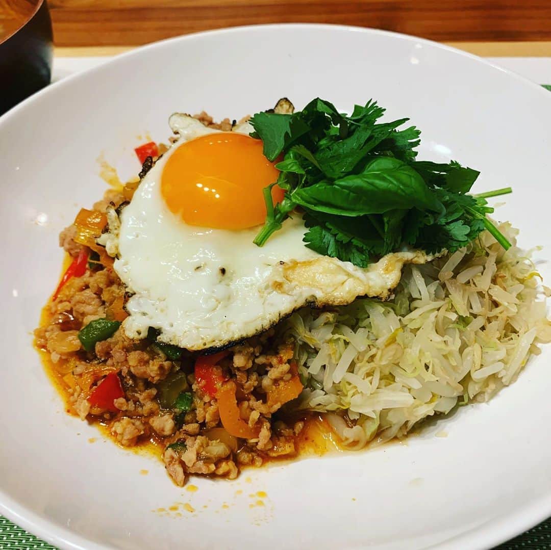 小柳津林太郎のインスタグラム：「I made GAPAO tonight. Instead of using rice, I used cabbage and bean sprout...Happy Mother's Day! Thanks mom always.  今日は母の日ですね。実家に帰ってプレゼント渡し、めっちゃトレーニングをして、今夜は韓国料理からタイ料理にシフト。  ガパオ サラダ 卵スープ  ガパオのポイントは、ご飯の代替として、キャベツともやしの千切りを塩胡椒で軽く炒めたものを代替として使ったのである。せっかくトレーニングしたからね！バジルとパクチーを乗せつつ。ナンプラー、オイスターソースを今日新たにゲットして使ってみた！レシピは特に見ず、味見しながら微調整やな！皆さん明日からも、仕事頑張りましょう🔥」