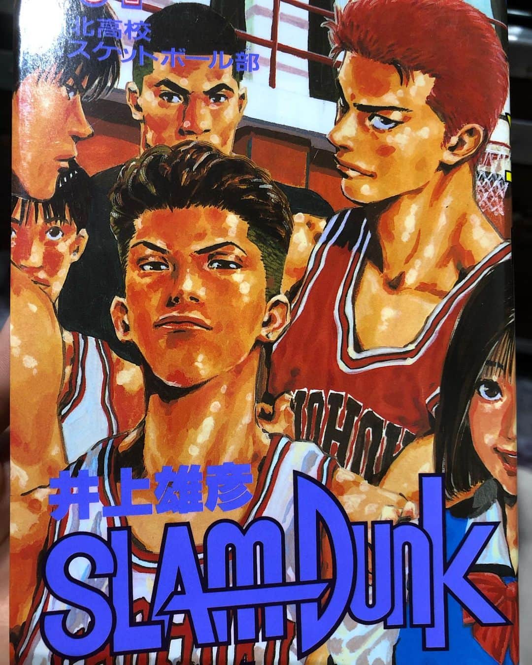 上田桃子のインスタグラム：「久しぶり読んで あがったー🔥🔥🔥 皆さんの推しメンでのランキング1位は ミッチーでしたね。  私の推しメンは りょーちん、仙道、洋平。 と迷う所ですが、 やっぱり花道なくしてこのスラムダンクないなと…  天才、桜木です🤣  名場面シーンは 流川と花道の山王戦のハイタッチ とか、 ミッチーの バスケがしたいです。 多かったかなー。。。 私は、31巻の オヤジの栄光時代は全日本の時か？ 俺は今なんだよ。  の花道のセリフのところです😎  学生の頃読んでたスラムダンクと 今読むのとじゃまた捉え方違って 無我夢中で読んでしまいました‼️ #おうち時間 #忘れかけてた気持ち #バスケットは好きですか？ #さぁ整列だ #このシーンも好きなんだよなー #夢中になれる時間って大事よね」