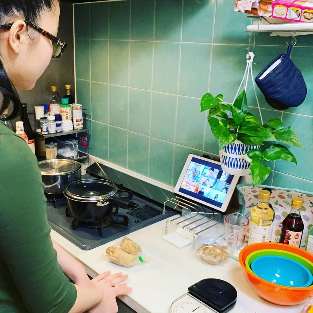 栗原由佳のインスタグラム：「娘、オンラインでお料理レッスン。事前に用意しておいた食材で、アドバイスやタメになるお話を聞きながら先生と同時進行で作業していきます。しばらくマリネして、いただいてみたらどちらもスッゴク美味しい💕💕 #つながるキッチン #ドライいちじくと蓮根のマリネ #ゆで卵と蓮根の黒酢マリネ 先生は#中原麻衣子 さん とっても優しくて可愛い #まいまい先生 #onlinecookingclasses #formydaughter #9thgrade #marinatedlotusroot with #driedfigs #boiledeggs #yummy」