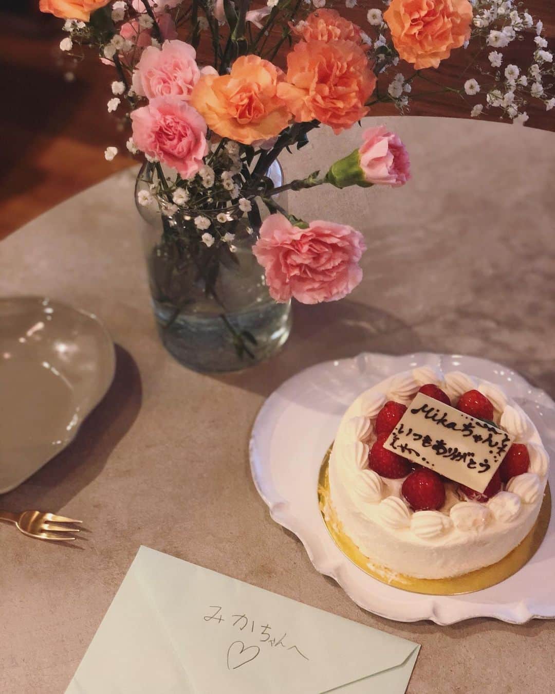 簑島三佳さんのインスタグラム写真 - (簑島三佳Instagram)「ママの日おめでとう〜♡ って言って パパと2人で夕方ケーキとお花買いに行ってくれました💐  お手紙には涙出た😂  こちらこそ母にしてくれて本当にありがとう💓  子供の純粋さにいつも胸キュン♡  コロナで家族時間が増えて 家族の有り難さみたいなの感じれてます  色々あるけど 家族という仲間がいるっていーなぁって  大変なこの時期をエイエイオーって乗り越えてこーね！！ #母の日　#ママの日 #結婚しても1番好きな人はママって言う　#はぁ大好き #一生ついていきます　#迷惑？」5月10日 23時40分 - minoshimamika