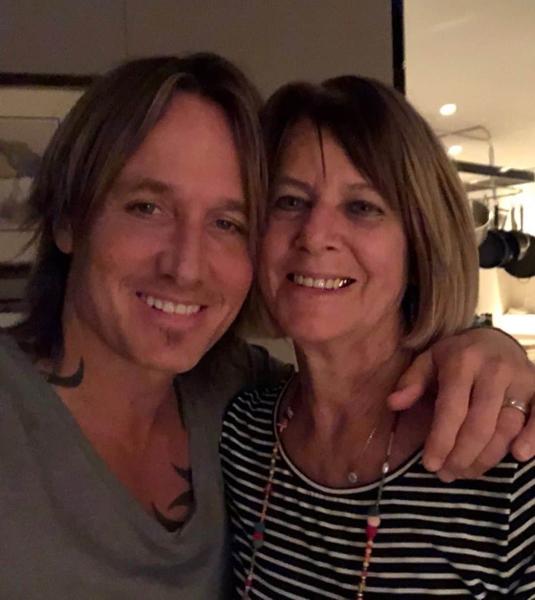 キース・アーバンのインスタグラム：「Happy Mother’s Day Mum!!!!!!!!!! Thank you for driving me to all those talent competitions and gigs, and Happy Mother’s Day Baby!!!!!! WE loooooooove you ❤️🌹😘」