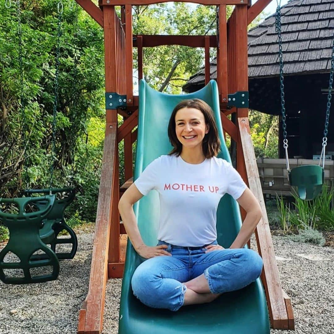 カテリーナ・スコーソンのインスタグラム：「Happy Mother’s Day! Time to MOTHER UP! Support @allianceofmoms by purchasing a t-shirt. All proceeds from this campaign will provide vital and needed support to young moms in LA’s foster care system. Let’s step up and offer the support and care all moms need. Link in bio. #motherup #momsformoms #createcommunity #love」