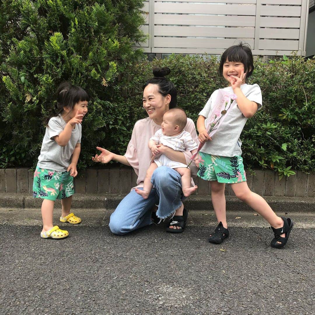 Chieのインスタグラム：「母の日💐  改めて 母に感謝する日 そして 子供たちに感謝する日 ありがとう❤  もう本当に騒がしすぎて慌ただしい日々ですが… こうして笑って過ごせることはとても幸せなことだと感じています☺  #母の日 #母の日のプレゼント #母の日カーネーション」