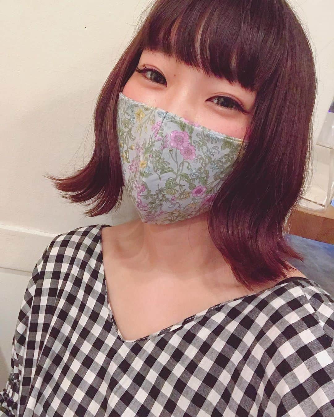 Yun chiさんのインスタグラム写真 - (Yun chiInstagram)「マスクの柄でテンション上がるね😷✨ . 友達が作ってくれた🥺🙏✨ . #布マスク#手作りマスク#布マスク手作り#可愛い布マスクで気持ちアゲてこ」5月10日 23時48分 - _yun_chi_