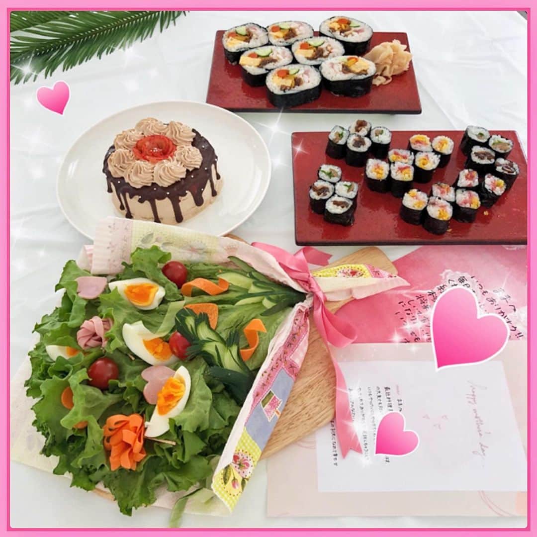 麻美さんのインスタグラム写真 - (麻美Instagram)「今までで1番嬉しかったプレゼント🎁💕 ． 母の日😭😭😭 ． 不要な外出が出来ない今 娘達は🐶散歩以外🚶‍♀️ 1歩も出歩かせてないのに💦 ． 朝6時から起きて 私の為に 心のこもったプレゼント🎁を用意してくれたの💕 ． 久々泣いてしまった😭😭😭 ． サラダの🥗花束💐に 思わず感激して💐💐 ． そして大好物のケーキ🎂 中身はコーヒー味のミルクレープ💕 チョコレート🍫のデコレーションがプロみたいだった👏👏👏 ． 炭水化物はいつも食べないようにしてるけど… 実は 太巻きと トロタク巻 梅紫蘇巻 かんぴょう巻きが 大好物で🤣💕 ． 生きててよかったって🤣 大袈裟に喜んでしまった💐 ． カードも🎨 水彩絵の具で手作りで 作ってくれて🙏 ． 自粛期間に 娘達が成長してる事が 何より嬉しかった☺️ ． どこにも行けない 何もできない 何も買えないと思わず ． 今出来る事をする気持ちが 本当に有り難くて💕 ． 最高の1日だった💐 ． #母の日 #手作り #心のこもったプレゼント  #花束アレンジ  #サラダブーケ #手作りケーキ  #手作りカード #太巻き#巻物#すし #stayhome  #mothersday  #love#family #bestoftheday  #daughter#husband #happy#specialthanks」5月10日 23時50分 - mami0s