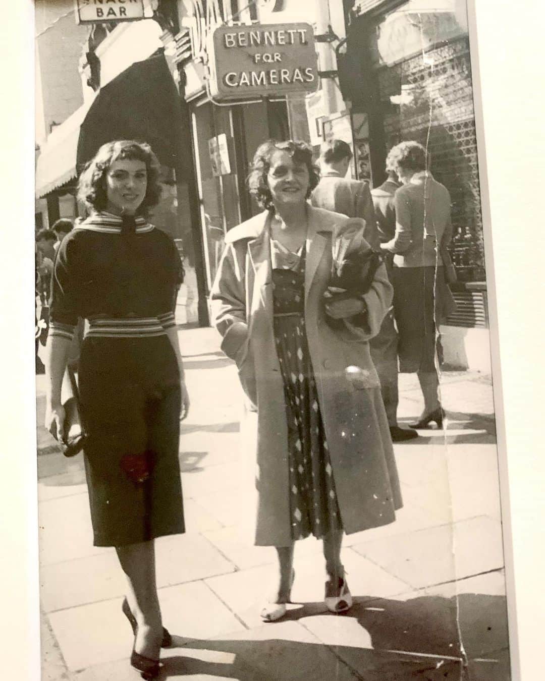 ミシェル・フォーブスさんのインスタグラム写真 - (ミシェル・フォーブスInstagram)「A tale of two mums. Gloria & Madge. London. #mothersday 💐」5月10日 23時51分 - iammichelleforbes