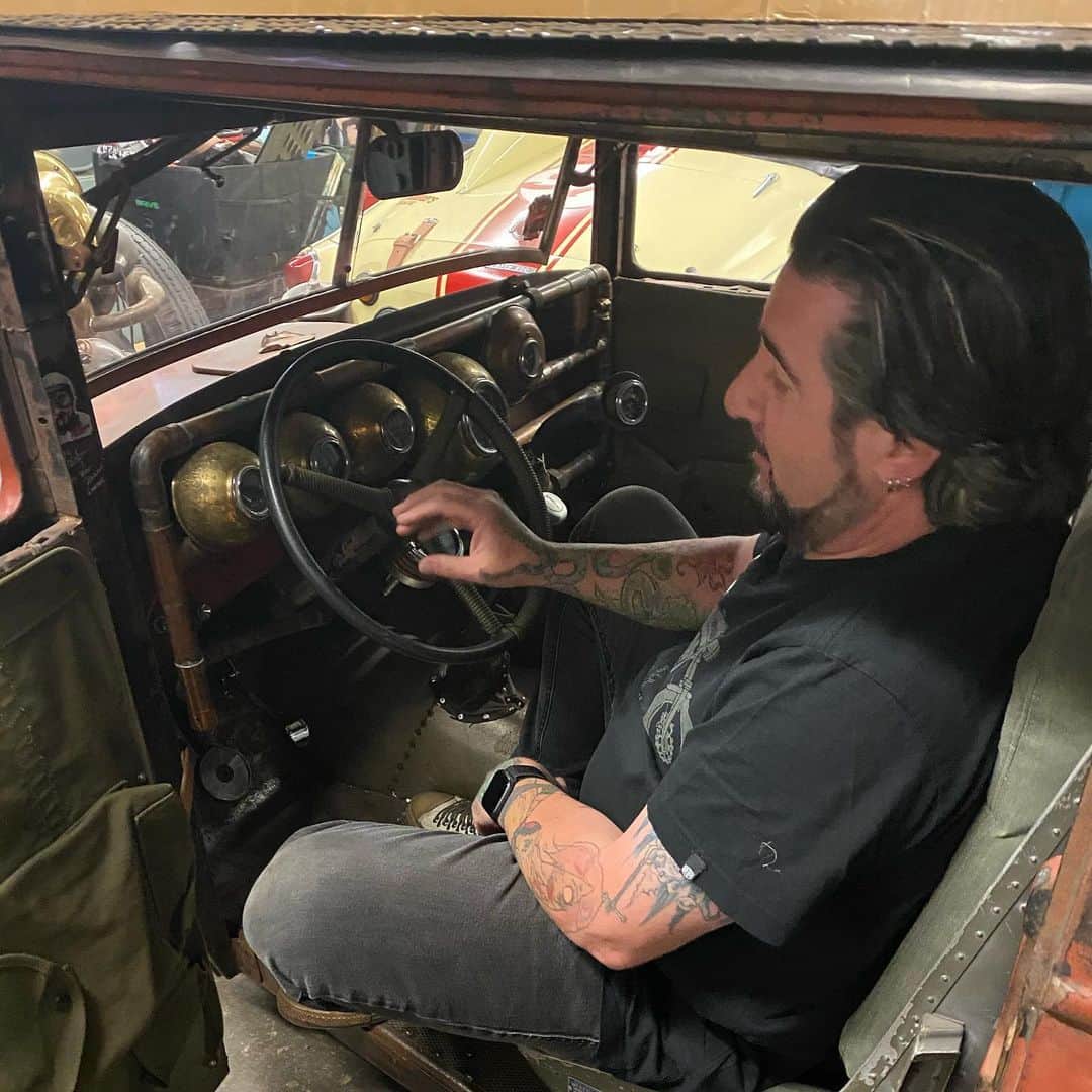 ストーン・コールド・スティーブ・オースチンさんのインスタグラム写真 - (ストーン・コールド・スティーブ・オースチンInstagram)「Took a road trip up to South Lake Tahoe to visit @aaronhagar Rat Runners Garage a few days ago. Aaron is a world class artist and also builds cars on TV shows and in his spare time. Aaron is a cohost on the @podcastone @shiftsteermedia podcast with @motorator and @bradley_fanshaw as well.  Pics do not do this place justice.  If you’re in the area, check it out during open hours. Some incredible art, cool cars and motorcycles, etc.」5月10日 23時52分 - steveaustinbsr