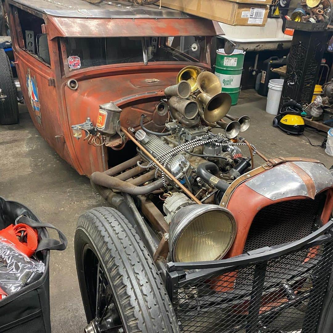 ストーン・コールド・スティーブ・オースチンのインスタグラム：「Took a road trip up to South Lake Tahoe to visit @aaronhagar Rat Runners Garage a few days ago. Aaron is a world class artist and also builds cars on TV shows and in his spare time. Aaron is a cohost on the @podcastone @shiftsteermedia podcast with @motorator and @bradley_fanshaw as well.  Pics do not do this place justice.  If you’re in the area, check it out during open hours. Some incredible art, cool cars and motorcycles, etc.」