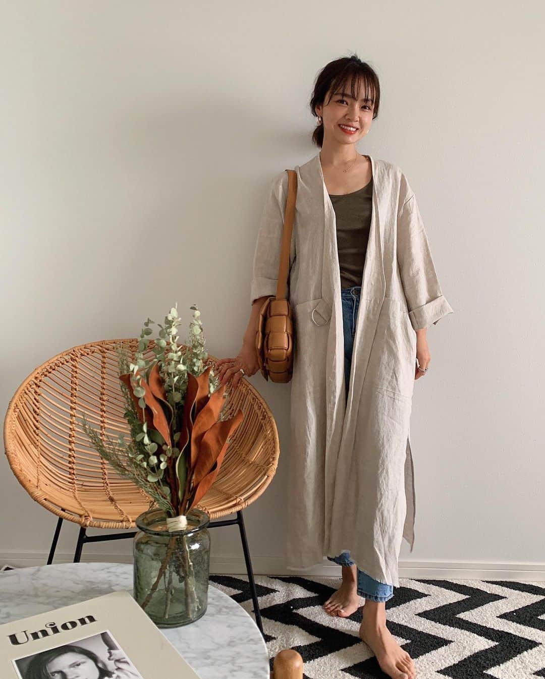 春名亜美さんのインスタグラム写真 - (春名亜美Instagram)「肌触りのいい、心地良いリネンガウン🌿 リネンパンツとセットで着るのも楽しみ♡ ・ #リネンガウン @fromfirstmusee  #中に着たリブタンク @fromfirstmusee (FRUIT OF THE LOOM) #👖 @fromfirstmusee  #bag @newbottega @bottegaveneta ・ ・ ・ #fromfirstmusee #MUSEE #フロムファーストミュゼ #ママコーデ #おうち時間 #おうちコーデ #stayhome #newbottega」5月10日 23時53分 - amiharunaami