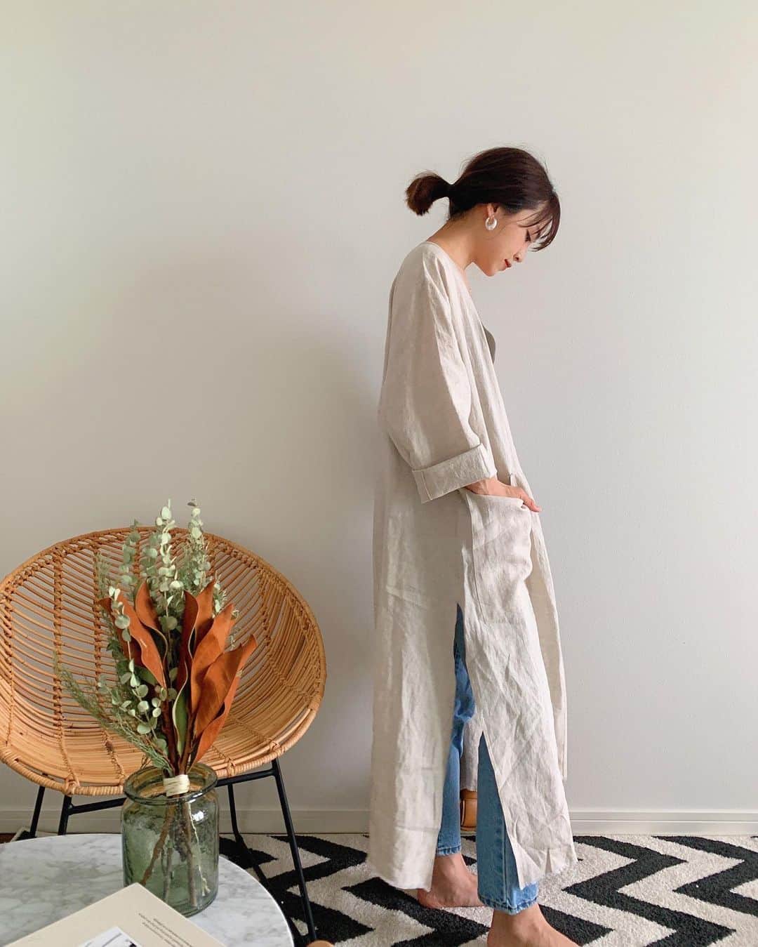 春名亜美さんのインスタグラム写真 - (春名亜美Instagram)「肌触りのいい、心地良いリネンガウン🌿 リネンパンツとセットで着るのも楽しみ♡ ・ #リネンガウン @fromfirstmusee  #中に着たリブタンク @fromfirstmusee (FRUIT OF THE LOOM) #👖 @fromfirstmusee  #bag @newbottega @bottegaveneta ・ ・ ・ #fromfirstmusee #MUSEE #フロムファーストミュゼ #ママコーデ #おうち時間 #おうちコーデ #stayhome #newbottega」5月10日 23時53分 - amiharunaami