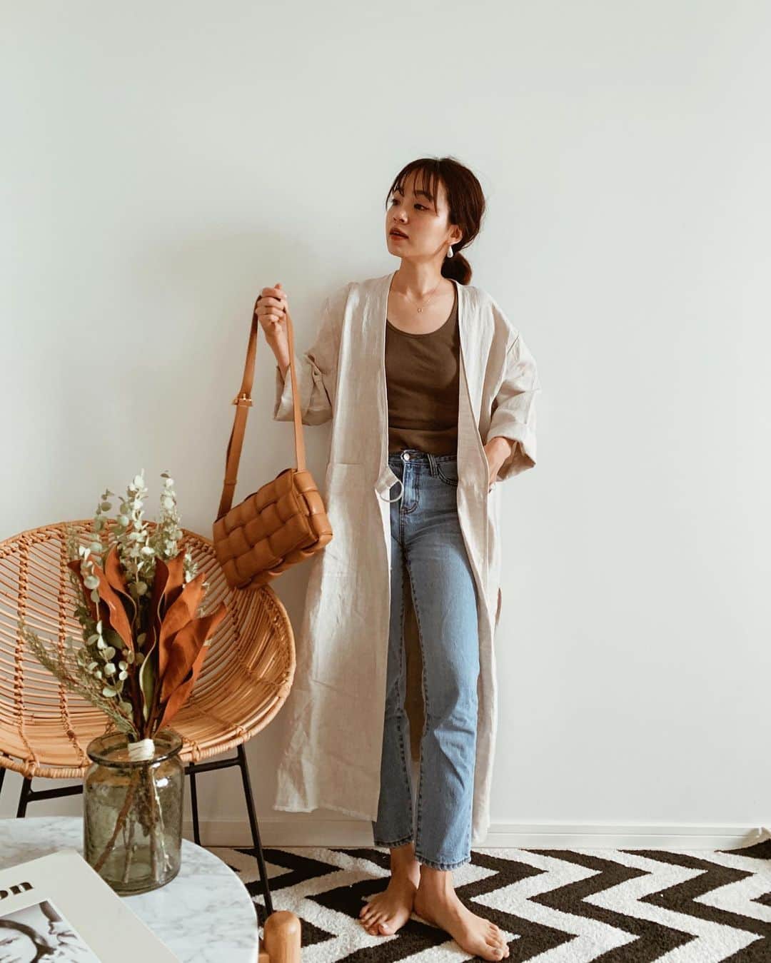 春名亜美さんのインスタグラム写真 - (春名亜美Instagram)「肌触りのいい、心地良いリネンガウン🌿 リネンパンツとセットで着るのも楽しみ♡ ・ #リネンガウン @fromfirstmusee  #中に着たリブタンク @fromfirstmusee (FRUIT OF THE LOOM) #👖 @fromfirstmusee  #bag @newbottega @bottegaveneta ・ ・ ・ #fromfirstmusee #MUSEE #フロムファーストミュゼ #ママコーデ #おうち時間 #おうちコーデ #stayhome #newbottega」5月10日 23時53分 - amiharunaami