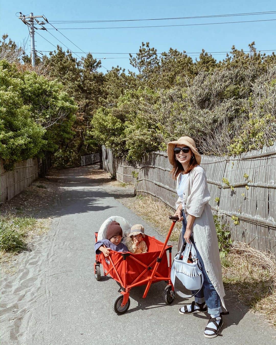高橋菜摘のインスタグラム：「. 息子が母にしてくれた日から5年目💐 あの頃は“母親”ってものが漠然としてて。 まさか2人産むとか思ってなかったな💭 いつまでこんなに可愛いのかな。 子育てのぶつかりと悩みは毎日沢山あるけど 2人とも大好き、ありがとう そして母に心から感謝。 お母さんはやっぱりすごい！ #母の日 . . .  #ありがとう #海散歩 #湘南 #湘南ママ  #海のある生活 #海 #5歳 #1歳 #育児日記 #男の子ママ #女の子ママ #4歳差 #兄妹」