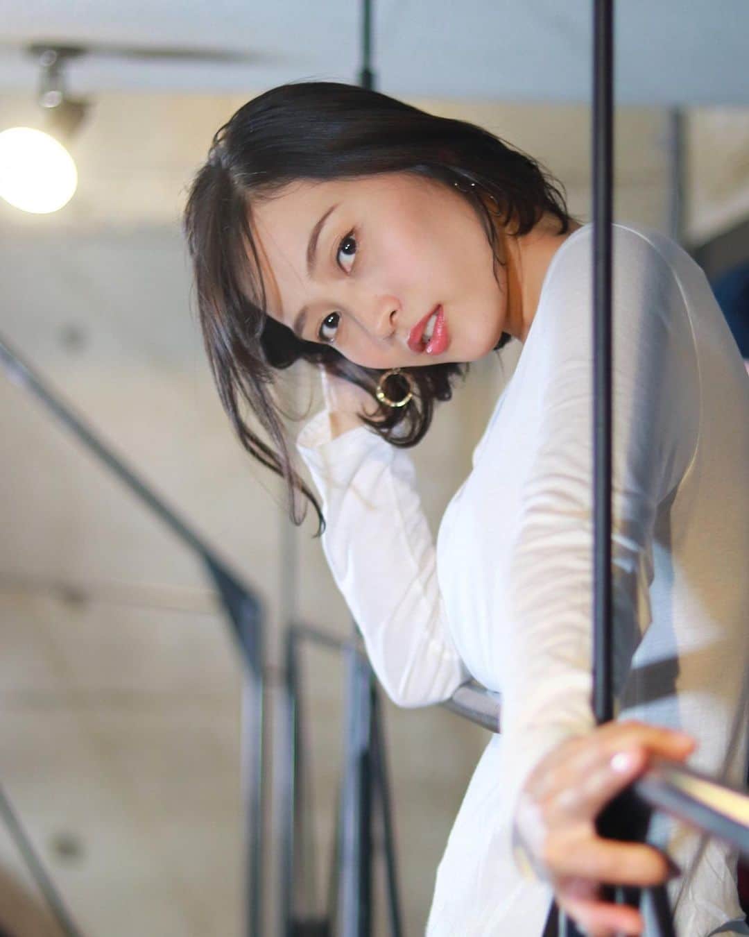 のインスタグラム：「大好きな場所で﻿ 大好きなアングル﻿ 大好きな写真❤️﻿ ﻿ ﻿ 短い方がいいかな？﻿ 髪の毛✂︎﻿ はよ切りたーいね！ ﻿ ﻿ ﻿ ﻿ ﻿ #model﻿ #OFFICENOIR #fukuoka﻿ #camera﻿ #スタジオ撮影﻿ #ミヤタオフィス #photo #shooting  #撮影」