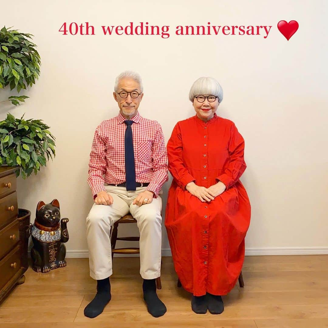 bon ponさんのインスタグラム写真 - (bon ponInstagram)「Today is our 40th wedding anniversary😍😍 本日、40周年の結婚記念日を迎えました❣️ 1980年5月11日に、東京四ツ谷の聖イグナチオ教会で結婚式を挙げてから40年⛪️ その間、2人とも大病をすることなく、ここまで来れたことに感謝します。これからも健康で仲良く、二人三脚で歩んでいきたいと思います🤝 2人とも早くに片親を亡くし、両親が仲睦まじく老後を過ごす姿を見ることができませんでした。両親が叶えられなかった夢を、私達が叶えることができたらと思っています。 ＊ Instagramを始めてから、多くの皆様にフォローしていただいて、心から嬉しく幸せなことだと感謝しております❤️たくさんの温かいコメント、ありがとうございます。お一人お一人にコメント返しができないことを心苦しく思いますが、いつも皆様のコメントに励まされています。ありがとうございます。 これからもどうぞよろしくお願いいたします😊😊 ＊ 40周年の結婚記念日には、どこか旅行にでも行きたいと思っていたのですが、STAY HOME🏠となりました。これもまた忘れられない想い出になるでしょう。後になって『40周年の結婚記念日の時は大変だったねぇ』と笑って話せるように、今を乗り越えて行きたいと思います。 ＊ 医療・介護従事者の方々、私たちのインフラを支えてくださっている方々に心から感謝いたします。また、皆さまのご無事と、一日も早い収束をお祈りいたします🙏 ＊ 先日、Kappo( @kappo_sendai )の取材で訪ねたOGATA YAMAさん( @ogatayama.sendai )で、結婚記念日のお祝いにと、真鍮とアクリルで出来たボルト型の箸置きをいただきました。思いがけないサプライズに感激❣️大切に使わせていただきます。 夢のように素敵なOGATA YAMAさんの詳細につきましては、後日「Kappo 仙台闊歩」の発売日に合わせてお知らせしますね。 ・ ・ #結婚記念日 #40周年 #stayhome #夫婦 #60代 #ファッション #コーディネート #リンクコーデ #夫婦コーデ #グレイヘア #白髪 #共白髪 #couple #over60 #fashion #coordinate #instafashion #instagramjapan #greyhair #bonpon511」5月11日 0時03分 - bonpon511