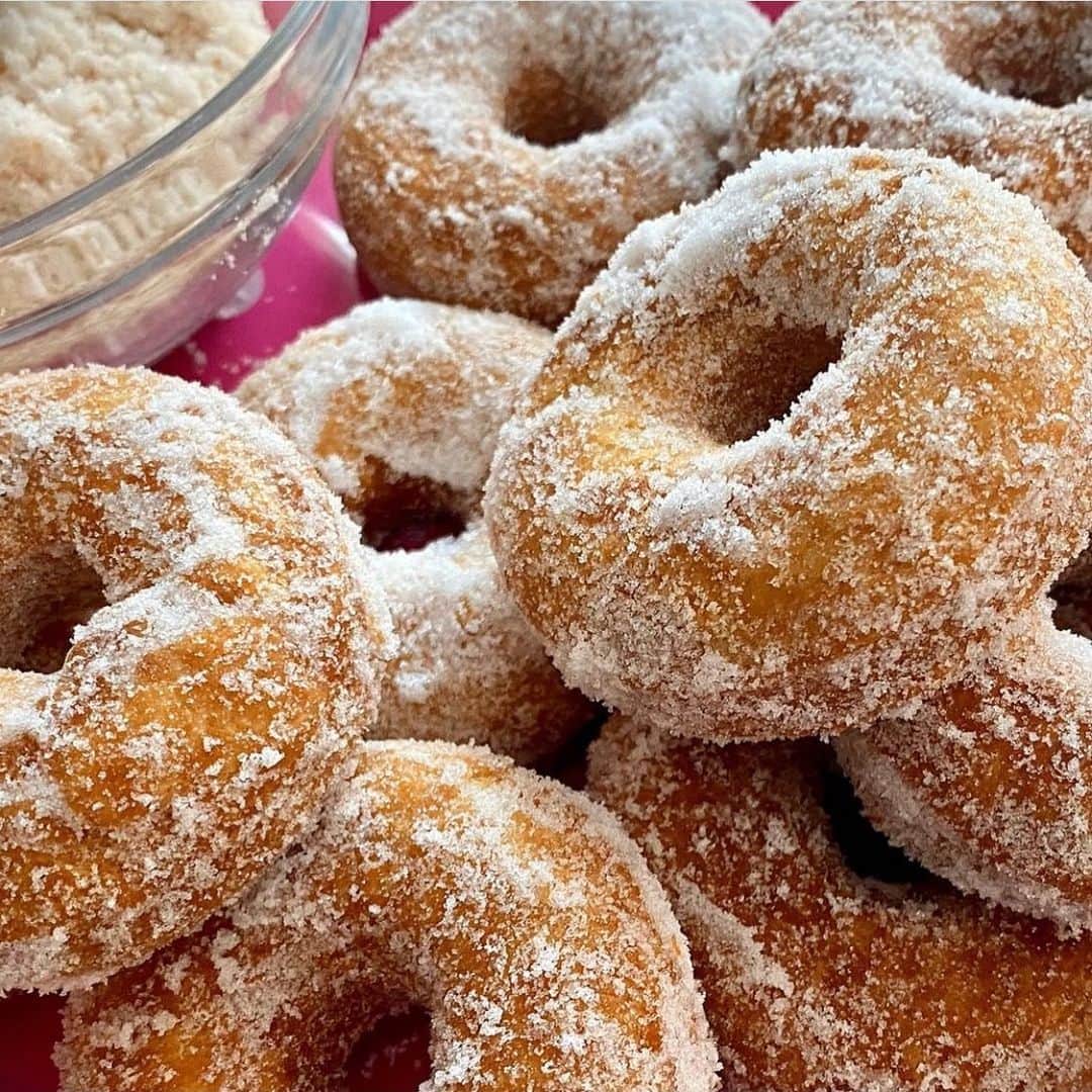 ナイジェラ・ローソンさんのインスタグラム写真 - (ナイジェラ・ローソンInstagram)「Meanwhile, over on @foodim, this photograph of doughnuts by @laura3ward is #postoftheweek. And her recipe for these yeastless doughnuts can be found on the @foodim Instagram page!」5月11日 0時03分 - nigellalawson