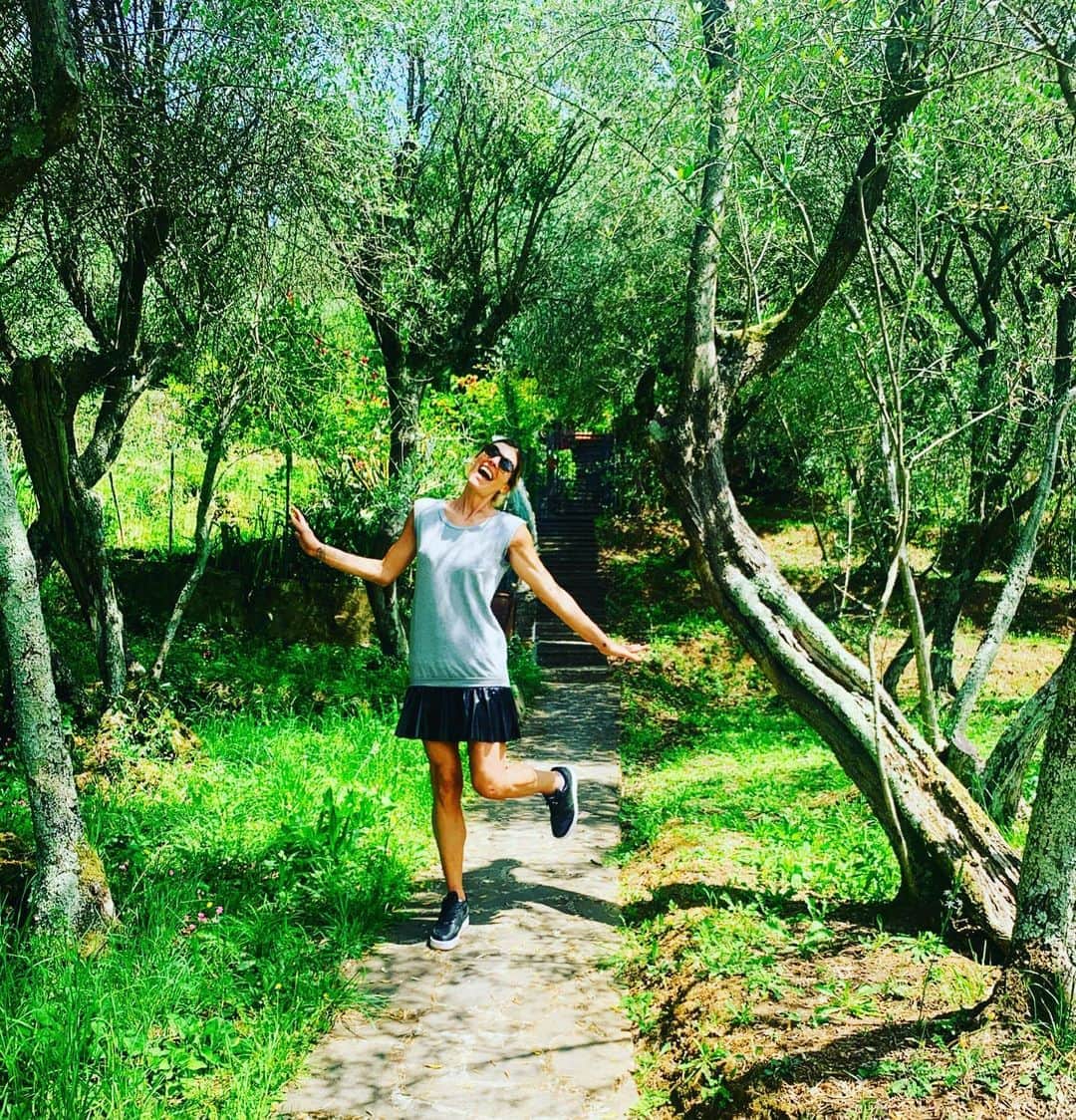 フランチェスカ・ピッチニーニのインスタグラム：「Le follie sono le uniche cose che non si rimpiangono mai  O.W. #oioi #crazy #nature #happy 🦋」