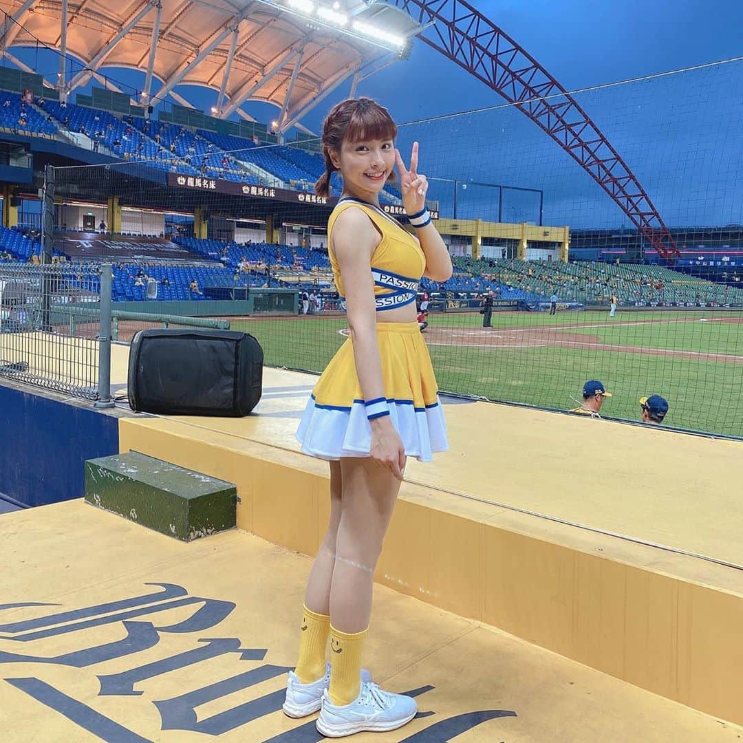 峮峮さんのインスタグラム写真 - (峮峮Instagram)「今天真的很可惜😭 天氣也很悶整個大炸汗又☔️💦💦💦 不過看到這三天大家都很遵守防疫規則 覺得你們蒸的超棒！！！！！ 🥰🥰🥰👍🏼👍🏼👍🏼 一起繼續努力♥️💪🏻」5月11日 0時01分 - qun_04