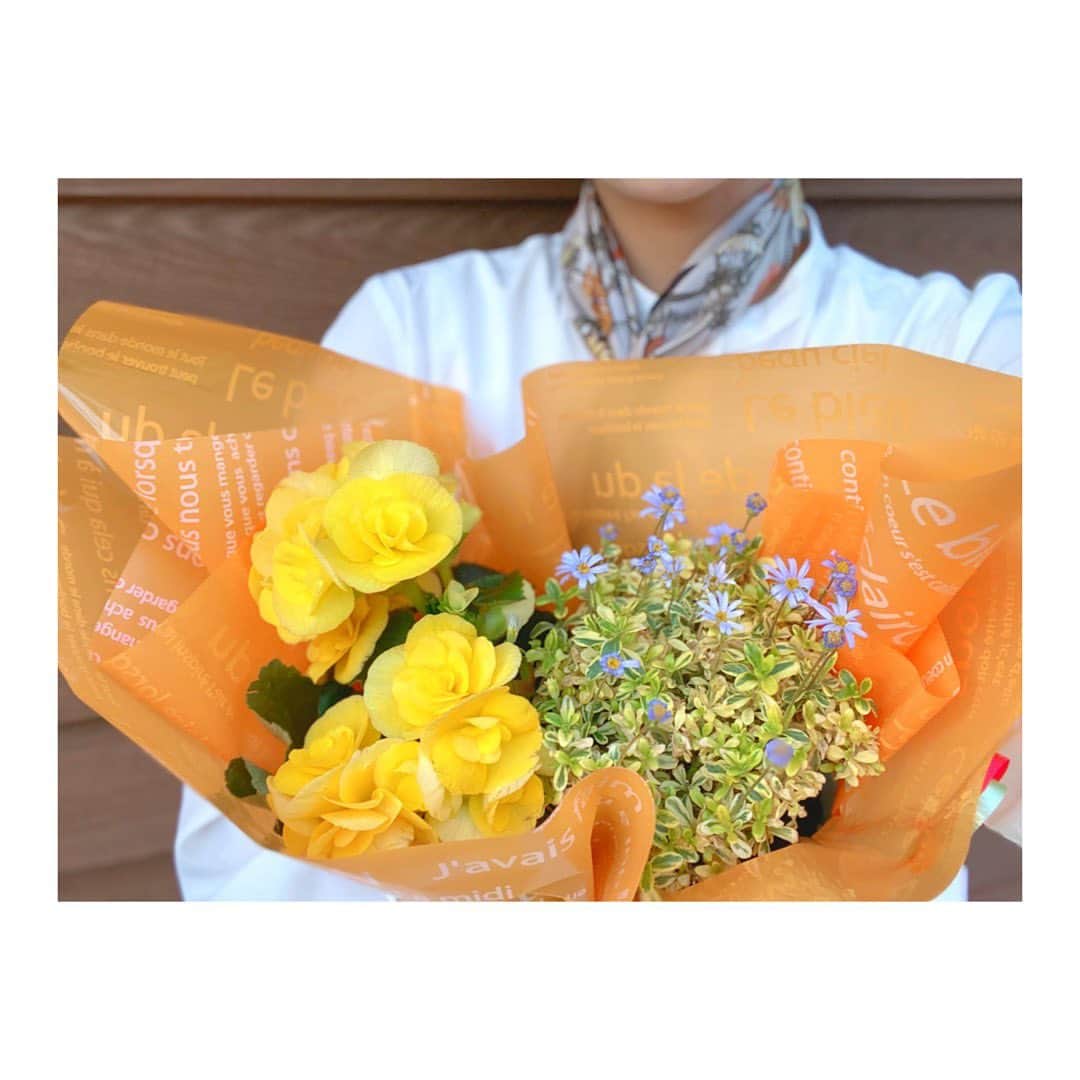 尾島早都樹のインスタグラム：「#母の日　#mothersday . . 今年は自分で選んでもらう形に。 カーネーション ではなく 黄色と青の花が好きなようです🌼💠 . 年々似てくるなぁー。 いつまでも明るく、そして健康でいてほしいです😌 . #鉢だから庭に植えて育ててくれるらしい #お母さんいつもありがとう」