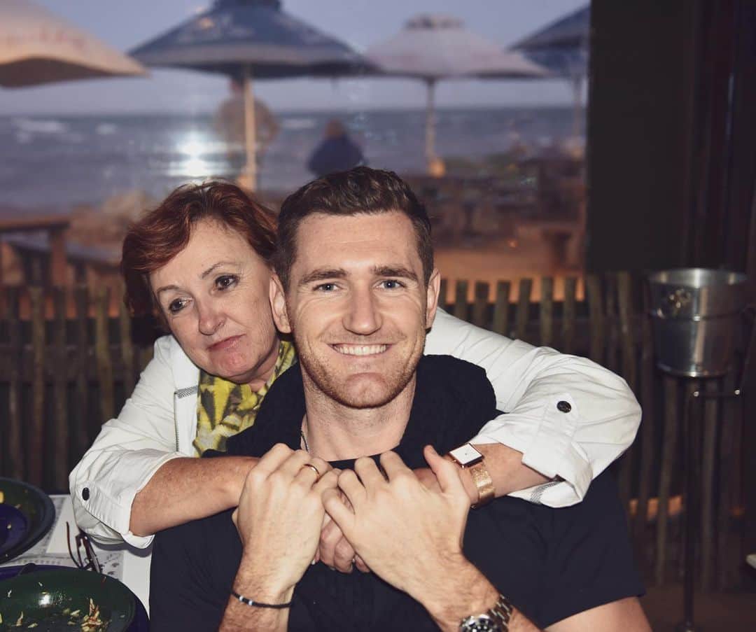 キャメロン・ファンデルバーグのインスタグラム：「Happy Mothers Day to all the mothers out there ❤️」
