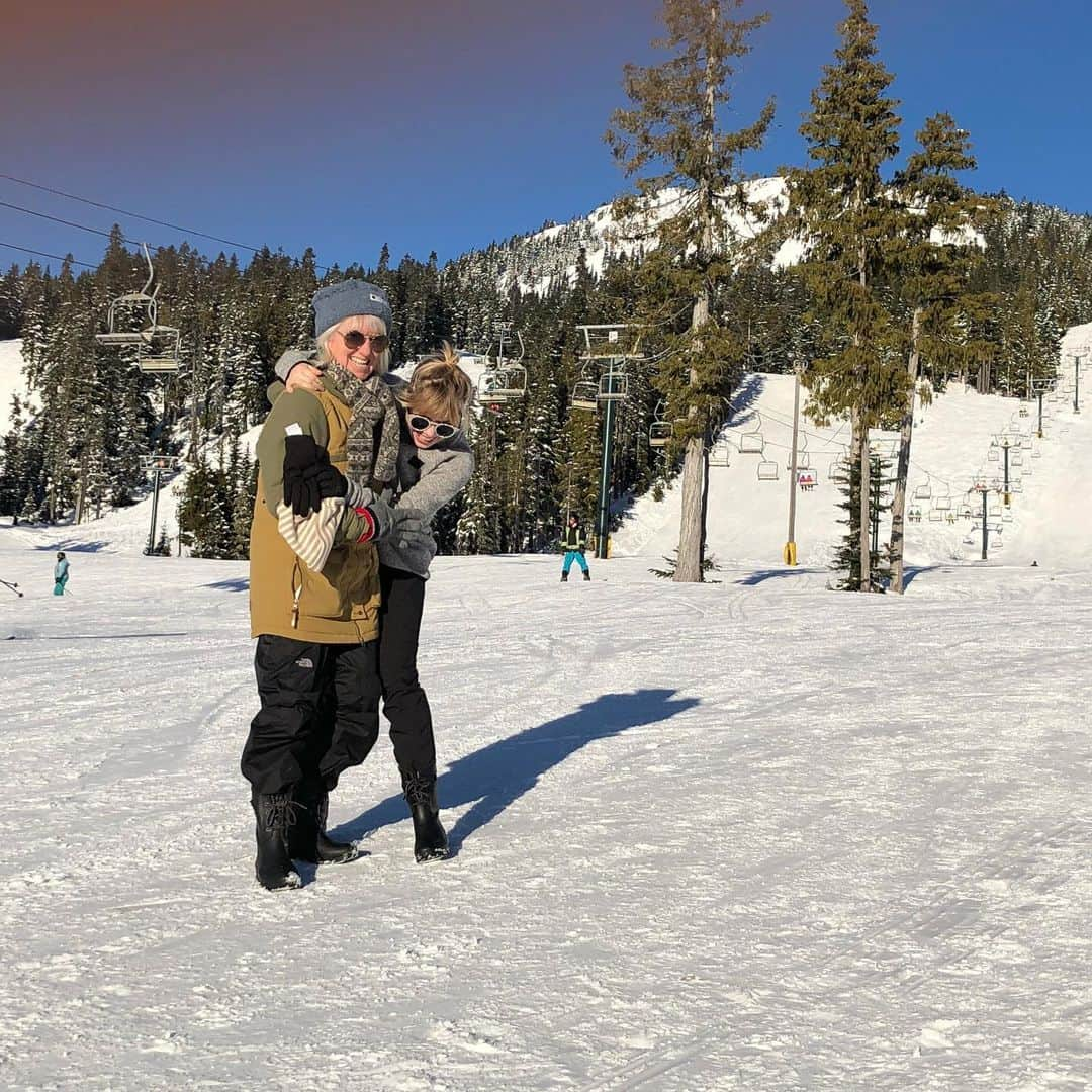 カーリー・レイ・ジェプセンさんのインスタグラム写真 - (カーリー・レイ・ジェプセンInstagram)「Happy Mother’s Day Mumma love. ❤️」5月11日 0時21分 - carlyraejepsen