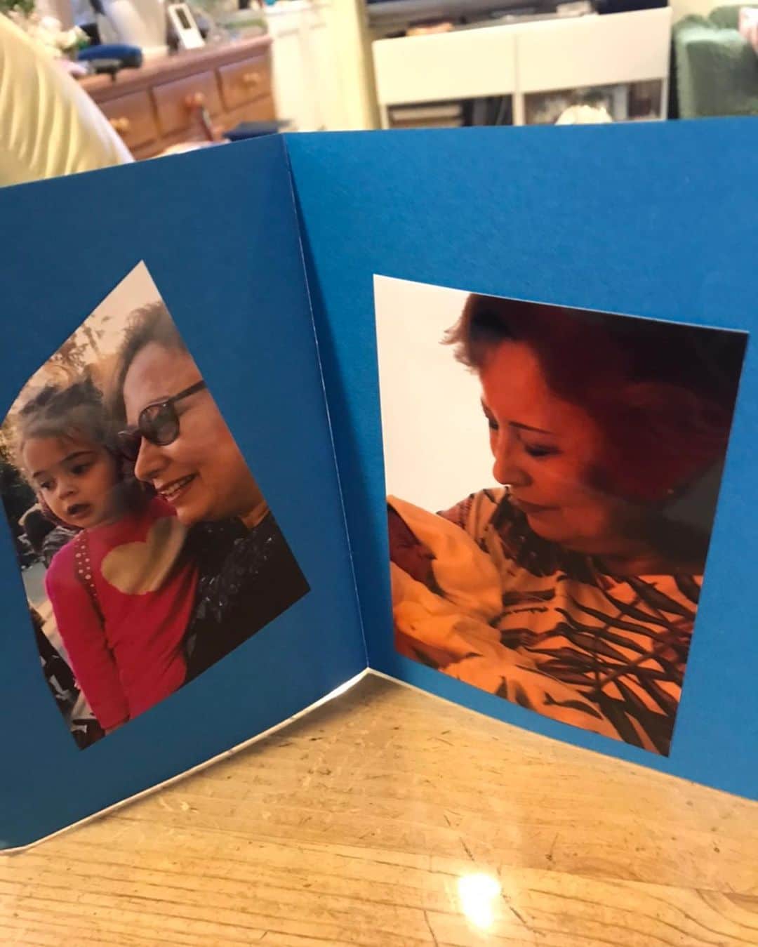 キャシー中島さんのインスタグラム写真 - (キャシー中島Instagram)「*﻿ 緊急事態宣言の中の#母の日 ,どう過ごしてますか。﻿ 何か特別なことをしなくても息子や娘達と、一緒にご飯を食べるだけで幸せで嬉しいと思っていたら、ハルコからカードをもらいました。﻿ 「HAPPY」の字はハルコが書いたのですって、嬉しいわ😆宝物にします。﻿ ﻿ 洋輔からもカードとキルトをもらいました。﻿ この赤のクレージーキルトでポーチを作ってくれるようです。サプライズで嬉しいわ😆😂﻿ 洋輔が6歳の時(幼稚園の年中さんでした)にくれた絵皿いまでも大切にして飾っています。﻿ 色のセンスは今に通じてるような気がしませんか？﻿ そして子供達にもらったものは大切にしていて、特にカードは私の宝もの箱に📦入っています。﻿ 「何よ‼️プンプン‼️😤」ってなった時に開けて読んでみると怒ってるのがバカバカしくなります。﻿ ﻿ 真っすぐに愛をくれる、この気持ちを受け入れて育ててきたんだなぁ﻿ これからもこの想いを信じて家族を大切にしていこうと思いました。﻿ ﻿ ﻿ 北海道シスターズからたくさんの#アスパラガス が届きました。﻿ グリーンは普通に茹でても美味しいのですが、﻿ #ホワイトアスパラ はコツが要ります。﻿ ﻿ まず根本を手でぽきんと折って(折れるところから穂先までが柔らかくて美味しい&折った根元はとっといて下さい)﻿ 皮をピーラーで取ります。﻿ その皮もとっておきます。﻿ ﻿ お鍋の中に水を入れその中に先程の皮と根元を入れバターを水１リットルに対して1切れ(10グラムぐらいです)﻿ と砂糖小さじ１。レモン汁半個分を入れて火をつけます。﻿ 沸騰してきたら皮をむいたホワイトアスパラを根本から入れて8〜10分ほど茹でます。﻿ 少し茹ですぎたぐらいが美味しいです。﻿ ﻿ 今日は﻿ 味噌大1、マヨネーズ大2甘くないピーナッツバター大1を﻿ よく混ぜたソースをつけていただきました。﻿ チリソースを入れても美味しいわよ！﻿ 私は半分ぐらいを冷凍しました。﻿ ﻿ ﻿ 北海道シスターズ、ご馳走さまー〜😋﻿ ﻿ #キャシー中島#キャシーマム﻿ #kathynakajima#kathymom﻿ #mothersday」5月11日 0時14分 - official_kathynakajima