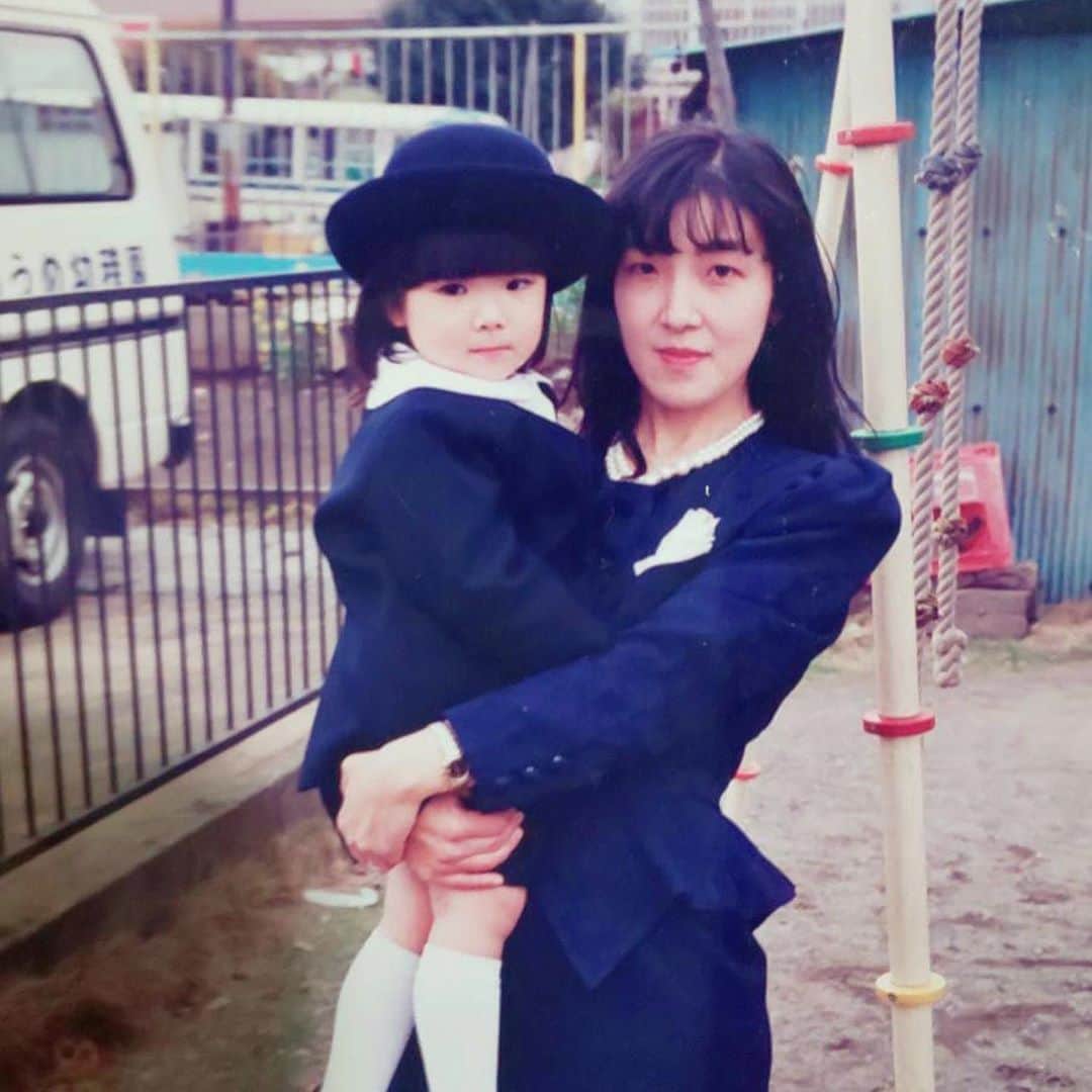 のインスタグラム：「Happy Mother’s Day 💝・ 幼い頃にミュージカルや美術館、映画館に沢山連れて行ってくれた母の影響は大きい。 最近は塗り絵アプリに夢中なようで可愛い絵を送ってくれます^ ^ これからも元気で♡ ・ ・ ・ #happymothersday #mothersday #motheranddaughter #familylove  #母の日 #いつもありがとう❤️ #好きな写真」
