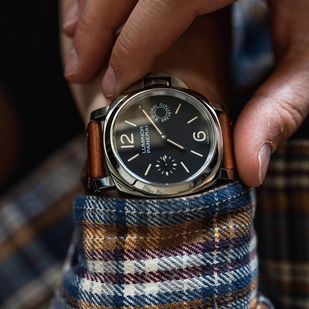 パネライのインスタグラム：「Love the dual composition on the #Panerai #PAM590. 8 Giorni Brevettato at the 3 and a sub second at the 9. A perfect balance.  Pic by @fadedbezel #paneraicentral」