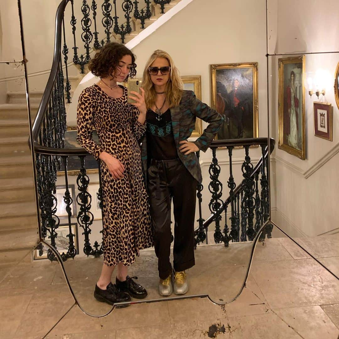 ナネットレポーのインスタグラム：「With my one and only Violet on Mother’s Day 2019 in London. Here’s to all Moms missing their kids on Mother’s Day and all those moms who are cooped up with their kids. 😘 #Staystrong #betterdaysahead」