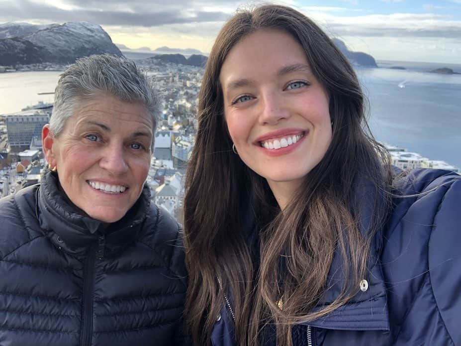 エミリー・DiDonatoのインスタグラム：「Happy Mother’s Day to my best friend and travel partner @fannyhan19 ❤️ Love you Mom!」
