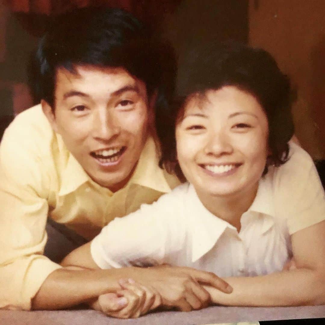 芦沢統人のインスタグラム：「父と母。前に載せたかもだけど。 ほんといい写真だなぁ。 新婚旅行で、自撮りしてんのよ。 最高だよね。」