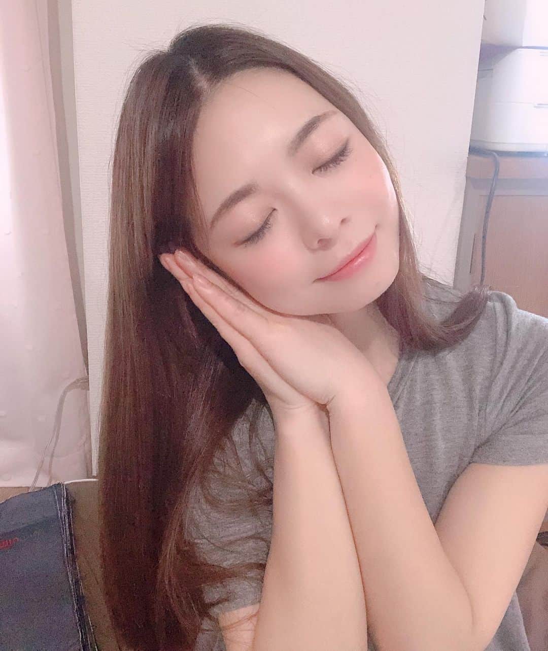 神崎美羽のインスタグラム：「毎日ポコチャ配信見にきてくれてありがとー❤️ 明日からお仕事の方も多いよね？ リスナーさんを早く寝かせるのもライバーのお仕事だっ！😏 今日もありがとう&明日もがんばろー！  goodnight🌟  #selca #selfie #sleep #goodnight」