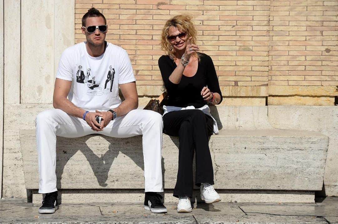 ダニーロ・ガリナリのインスタグラム：「Respect, appreciation, love and thousand of words that come to my mind when i think of you. You are far away from me but i keep you in my heart everyday. ❤️ #mothersday Mi manchi」