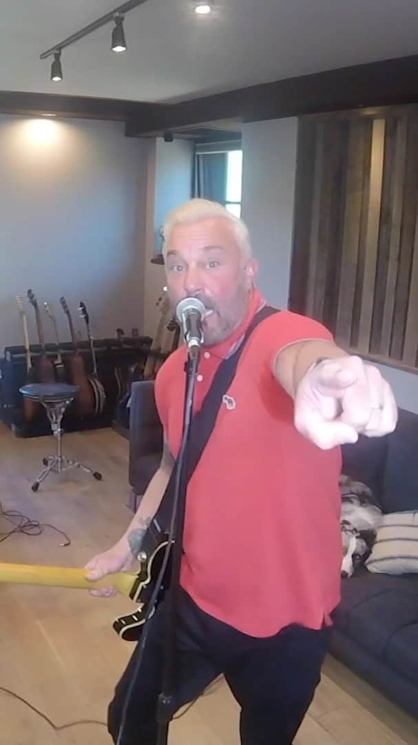 ジョン・フェルドマンのインスタグラム：「Another @goldfingermusic quarantine video! This is my favorite song to play off the latest album The Knife! Thank you all for enjoying! Love you @mikeherreratd @moonvaljeanhere @nickgross @charliepaulson @reedaretheunion thank you for being my brothers.  I’ve never met @kyesmith_ but you killed it on drums! As always mix by @jgrabesmixes video by @davidlackeymedia918」