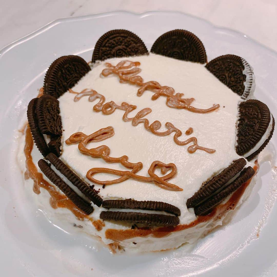 畑田亜希さんのインスタグラム写真 - (畑田亜希Instagram)「🌹Happy Mother’s Day 🌹 ・ サプライズケーキ頂きました🎂 ・ オレオいっぱいで美味しかった☺️🍰❤️ ・ 昨日から「明日は母の日楽しみ〜」と言っといて良かった😆 ・ 次女からのメッセージは20歳の頃の写真付き🙈 ・ 私の母にも電話で感謝の言葉とちょっとしたプレゼントを贈りました🎁いつもどうもありがとう🌹🌹🌹 ・ お母さん17年目も頑張ります👩🏻‍🦱 ・ いつも休みなく働く世の中の全てのお母様達❤️毎日毎日お疲れ様です✨ ・ #2020 #sg #happymothersday  #ケーキ美味しかった#ありがとう」5月11日 0時31分 - akihatada