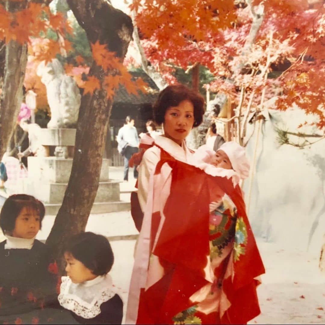 畑田亜希さんのインスタグラム写真 - (畑田亜希Instagram)「🌹Happy Mother’s Day 🌹 ・ サプライズケーキ頂きました🎂 ・ オレオいっぱいで美味しかった☺️🍰❤️ ・ 昨日から「明日は母の日楽しみ〜」と言っといて良かった😆 ・ 次女からのメッセージは20歳の頃の写真付き🙈 ・ 私の母にも電話で感謝の言葉とちょっとしたプレゼントを贈りました🎁いつもどうもありがとう🌹🌹🌹 ・ お母さん17年目も頑張ります👩🏻‍🦱 ・ いつも休みなく働く世の中の全てのお母様達❤️毎日毎日お疲れ様です✨ ・ #2020 #sg #happymothersday  #ケーキ美味しかった#ありがとう」5月11日 0時31分 - akihatada