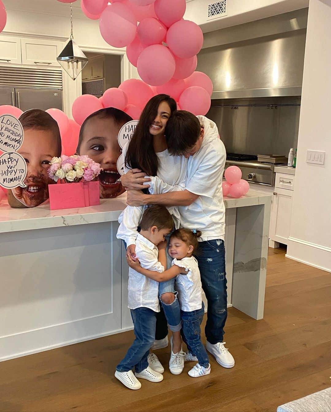 ロブ・ディアデックのインスタグラム：「The greatest momma alive deserves to be woken up by her two beautiful children in matching outfits with Cinnabon and coffee. But when you are the greatest, greatest momma ever, you get a husband to save only the pink balloons from your Easter ballon design work and recycle them into a make shift balloon arch. Of course he will be matching the children that love you so much and are so grateful for being so loved by such an amazing momma. We love you so much @bryianadyrdek Happy Mother’s Day 💖💖💖💖💖💖💖💖💖💖💖💖💖💖」