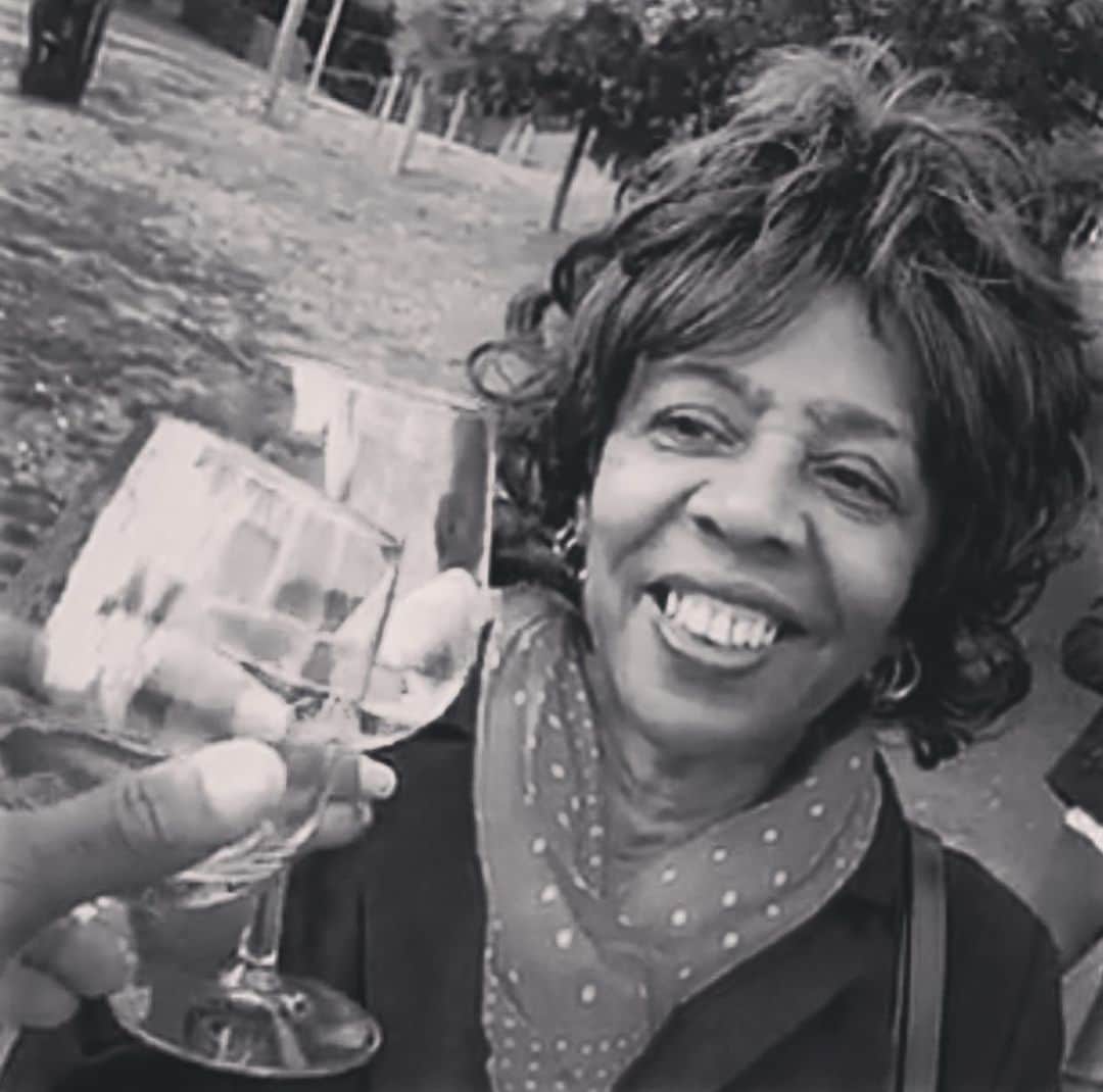 ファボラスのインスタグラム：「Cheers to all the strong women who take on the job to be Mothers!! To the Queens that raise us to be Kings!! 👑 🥂  Happy Mother’s Day Mommy.... Love you for all you’ve done & sacrificed for your kids. ❤️💯」