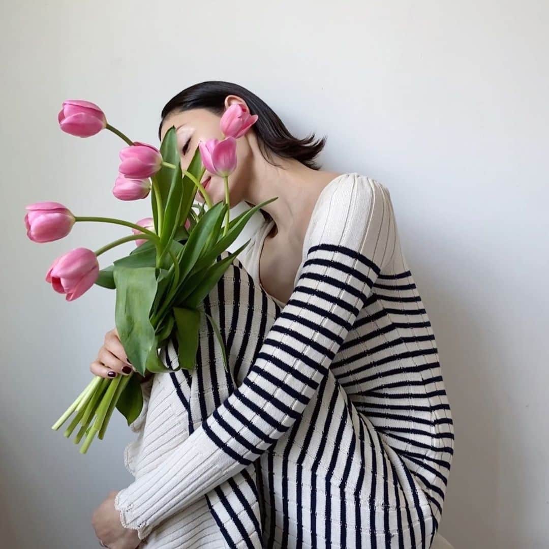 大塚良子のインスタグラム：「Happy Mother's day!! ﻿ ﻿ 嬉しい手紙とお花にギフト、﻿ そして美味しいお鮨のデリバリー（新鮮なネタに中々出会えないのでこれNYでは貴重）﻿ こんな日常を過ごせて幸せです。ありがとー！﻿ ﻿ 全ての女性へ﻿ ハッピーマザーズDAY❣️」