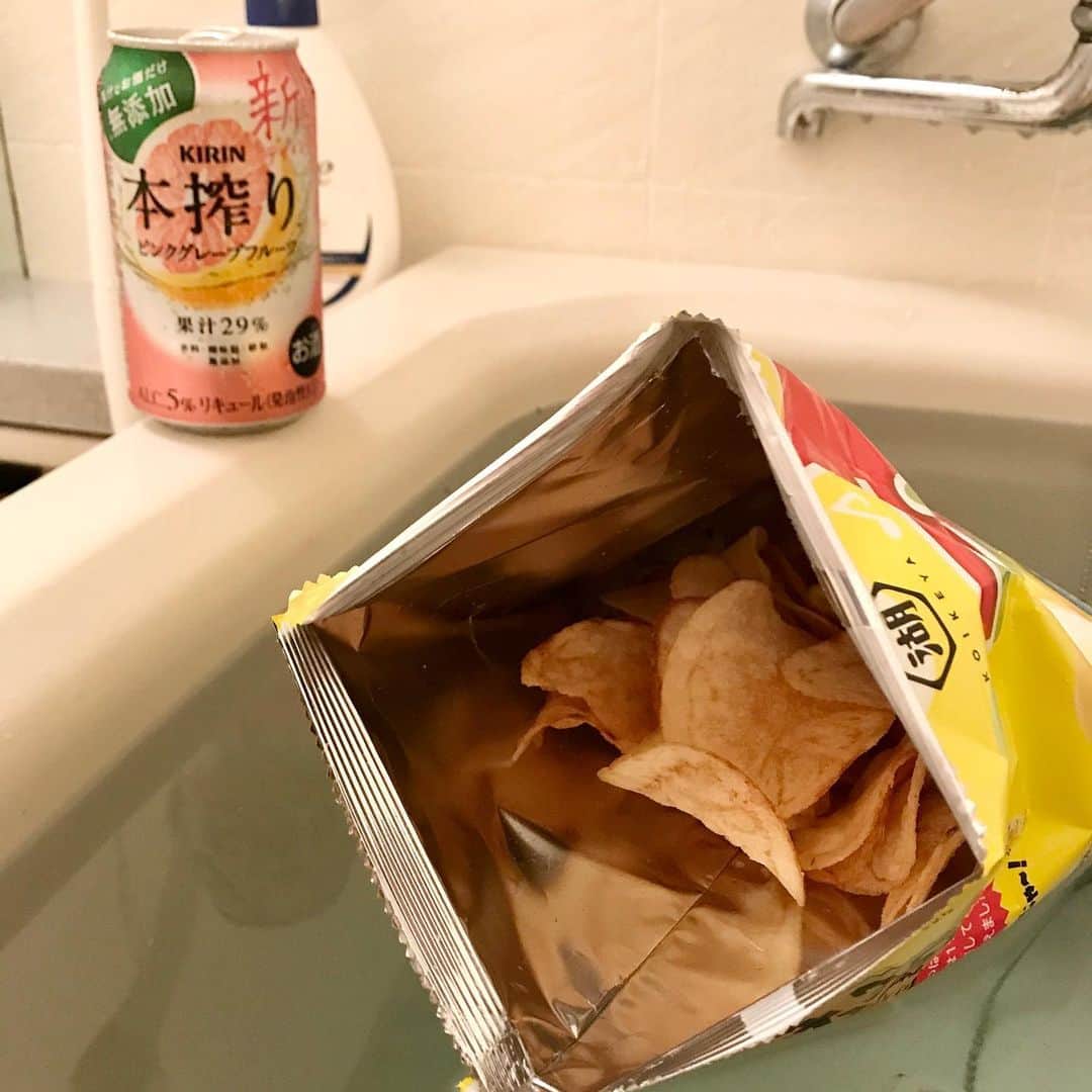 佐伯ポインティのインスタグラム：「外出自粛が長すぎて、お風呂で酒を飲む時の“正解”を見つけてしまった…」